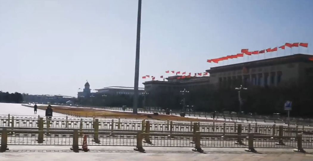 乘车观赏天安门广场美景