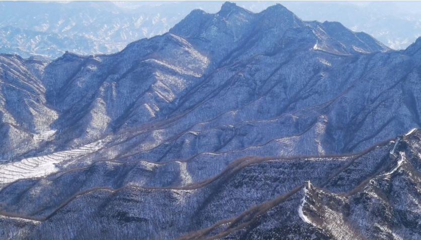 雪景下的万里长城第一楼