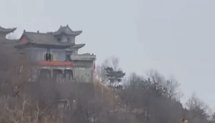 今天陪朋友爬山吃烧烤，看电影，煅炼身体