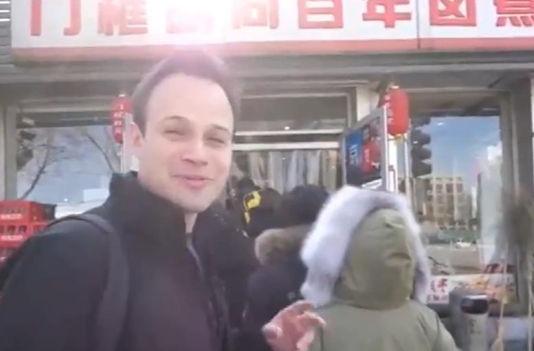 吃货老外在北京，吃特色炸酱面，吃的美坏了，连声赞美说好吃