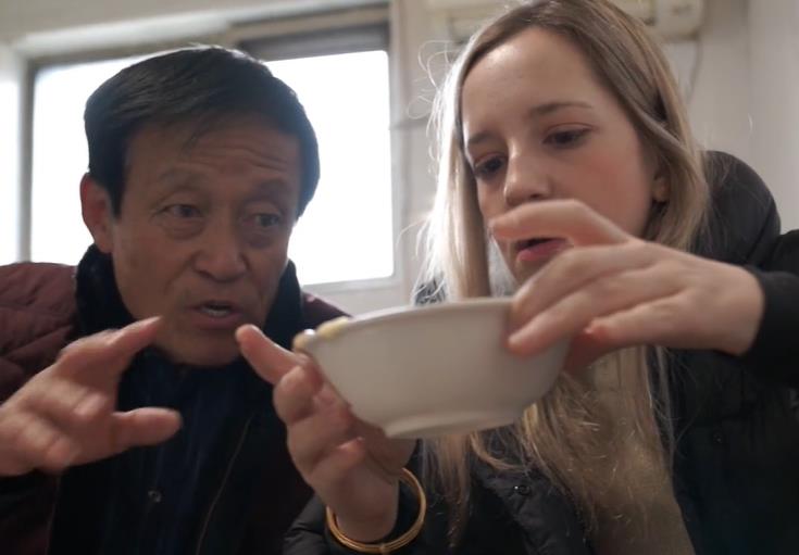 老外挑战老北京豆汁，豪言自己能喝一整碗，最后被疯狂打脸！