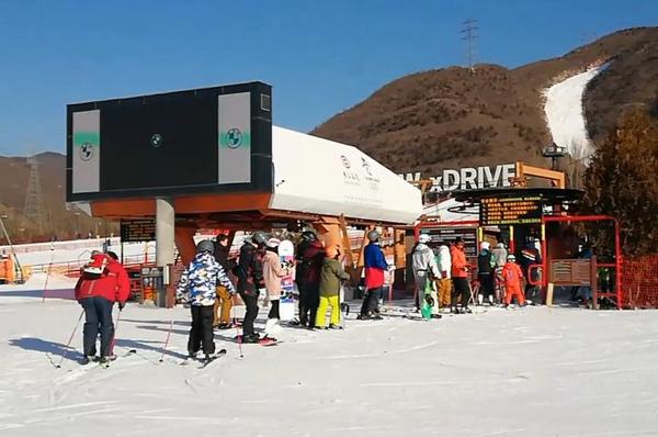 冬奥燃动冰雪热情，军都山滑雪场人气爆棚
