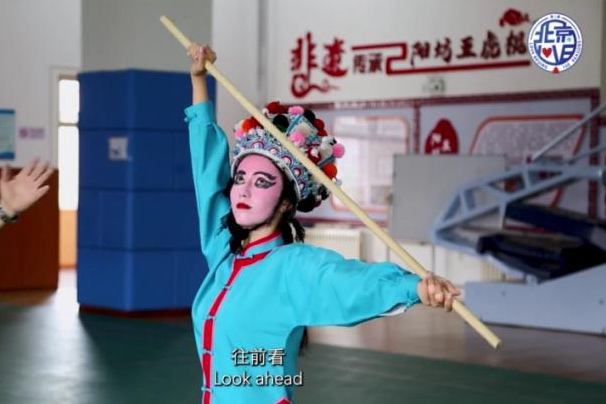 俄罗斯姑娘体验中国非遗五虎棍