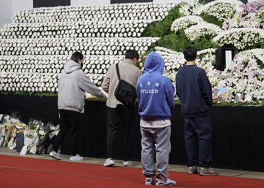 韩国民众深夜悼念梨泰院踩踏事故遇难者