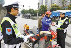 重庆整治摩托车违法行为 不按车道行驶最常见