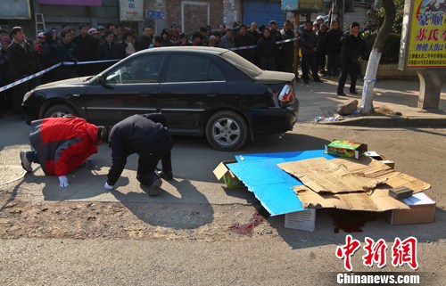 1月6日上午,江苏南京和燕路农业银行附近发生一起当街抢劫案,现在警方