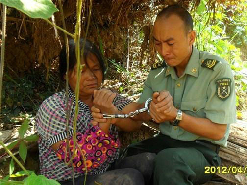 网曝军人回家探亲拍摄强拆被戴手铐强行逮捕(图)