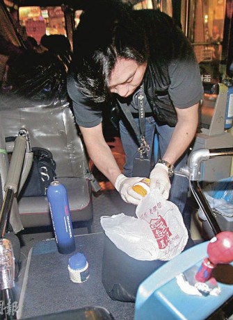 疑被大巴并线激怒 港小巴司机举气枪咒骂遭拘