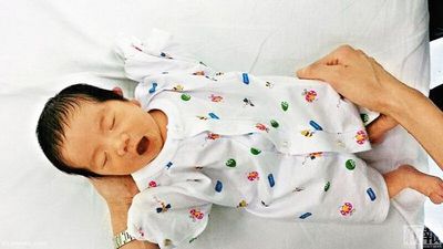 初生男婴深圳湾口岸遭遗弃港警方吁市民助寻亲