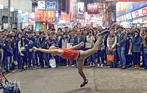 香港拟立法规管“街头卖艺” 禁止主动索取打赏