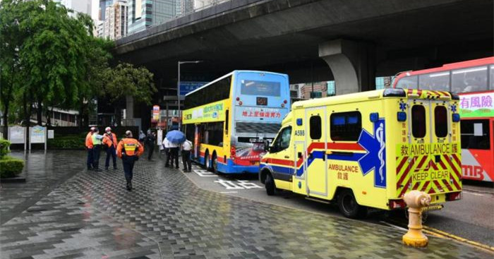 香港岛西区隧道出口两巴士与的士相撞 至少9人伤