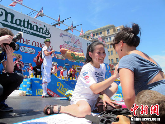 美国大胃王蝉联吃热狗大赛冠军 前冠军被捕-