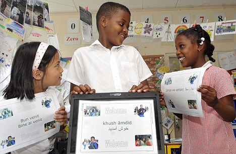 过半数学生不懂英文 英国一小学人手一台翻译