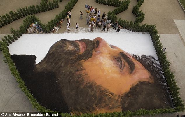 古巴画家创作足球场大小奥巴马沙石头像画图-