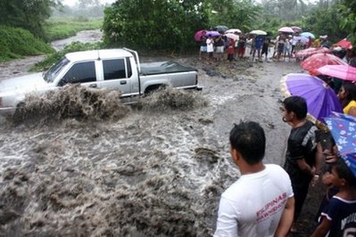 菲律宾洪水、山体滑坡致12人死8000人无家可