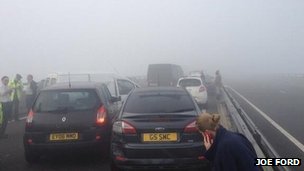 英国超百辆车连环相撞致200人受伤6人伤势严重