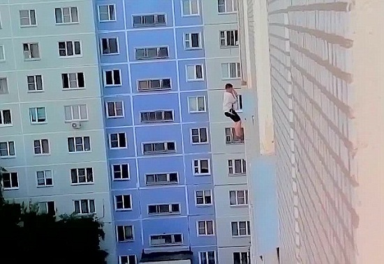 男子吊绳索悬挂高楼外冒死向女神求爱惨遭拒绝