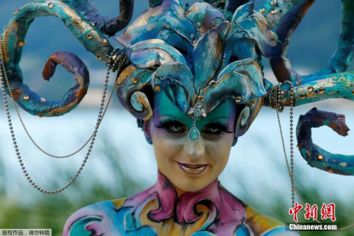 人体作画布:模特色彩斑斓展奇幻炫丽风姿(图)