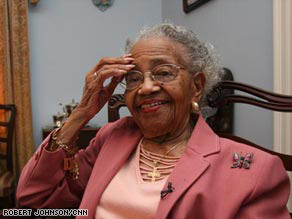美国106岁非洲裔奶奶选民为奥巴马投票(图)