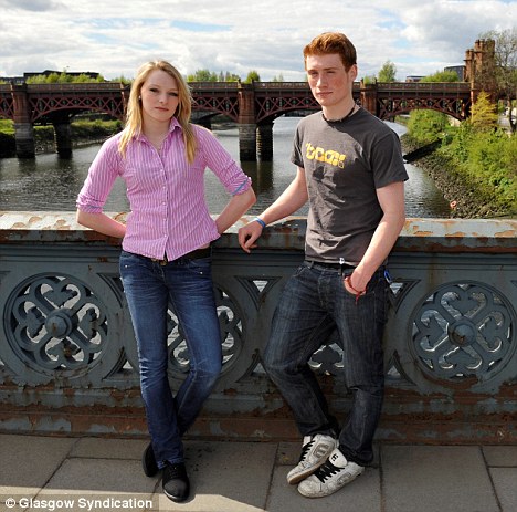 英3名大学生勇救落水妇女 现场警方袖手旁观(