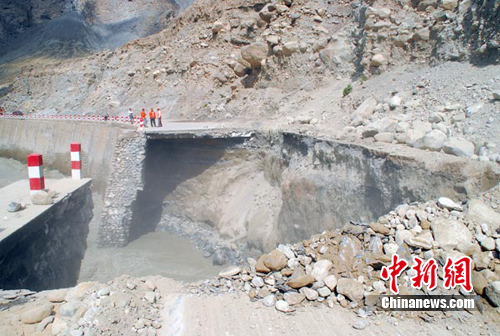 遇融雪性山洪 交通中断400人受阻---齐鲁热线新