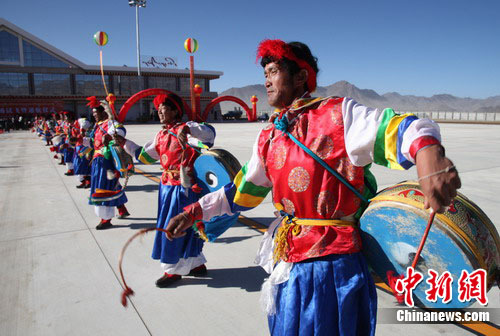 西藏第五个民用机场日喀则和平机场试飞成功图