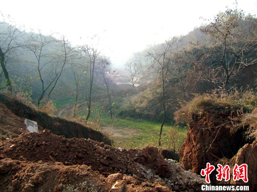 南一小山沟暗藏百余铝土矿井 山坡如马蜂窝--中