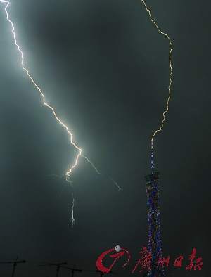 广州8级雷暴雨后双彩虹 闪电击中小蛮腰图-国