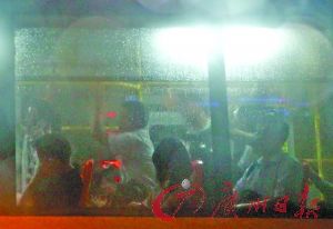 广州暴雨来袭主要道路积水交通严重堵塞组图-