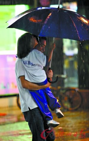 广州暴雨来袭主要道路积水交通严重堵塞组图-