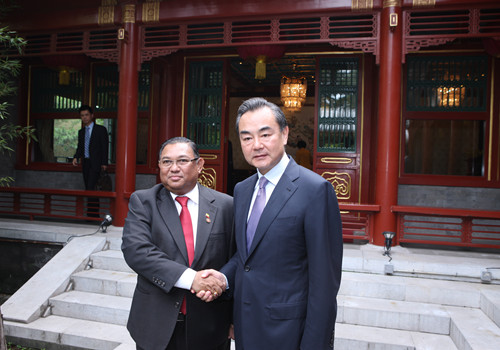 中国外长王毅与缅甸外长举行工作会晤