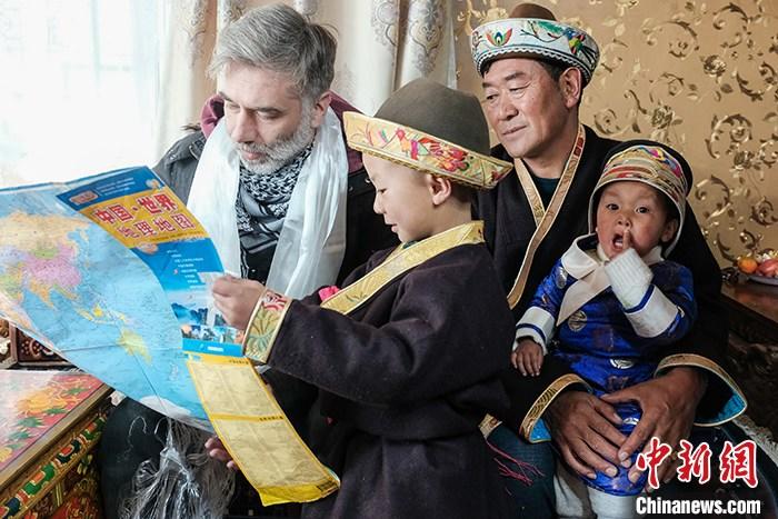 多国艺术家在西藏林芝参观传统村落、体验藏餐