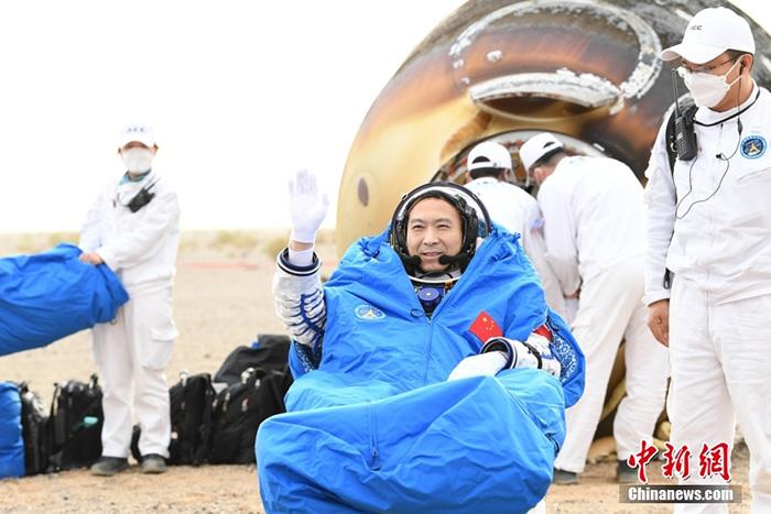 神舟十五号航天员乘组安全返回健康出舱