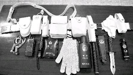 请发表感想:50名特警轮岗上街当交警_四川汽车