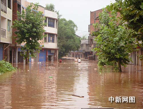 四川达州暴雨2死2失踪 积水最深处达5米(图)--