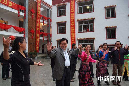 四川省长与映秀镇民众跳锅庄共庆国庆(图)---
