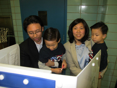 女议员抱娃投票_美国众议员收入(2)