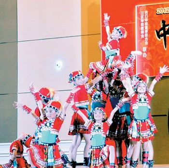 马来西亚18名哈尼族小姑娘摘下舞蹈赛冠军(图