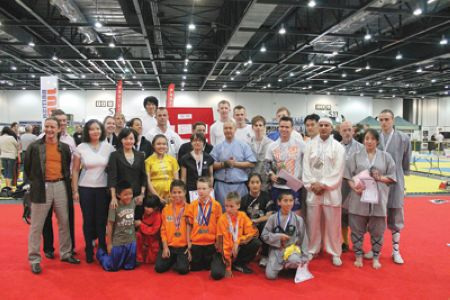 中国功夫热英伦华人及当地民众热衷尝试学习