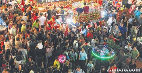 �¼���ţ��ˮ����г���������̯����ǰ���ۣ�ͼ��