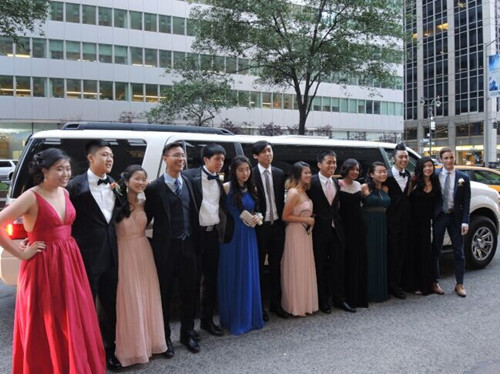 ŦԼ����ѧ���μӱ�ҵ��ᡰ�衱����У�ͼ��