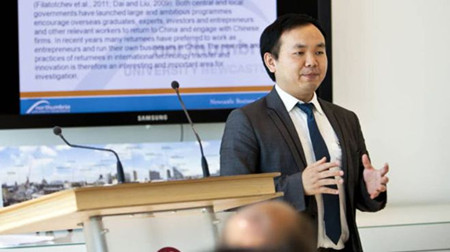 �й�լ�С����ɡ�Ӣ����ѧ�������ڶԱ���Ӣ����