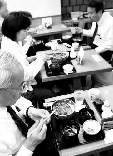 日本人爱吃中国鳗鱼(图)