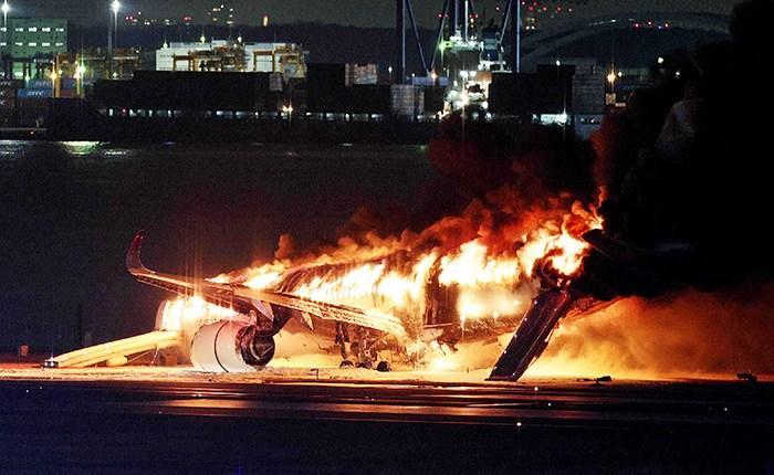 日本羽田机场一客机被撞后燃起大火