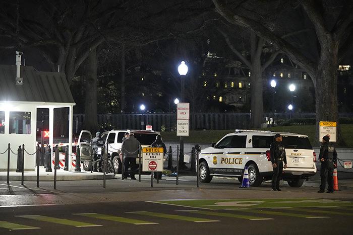 美国一司机驾车撞向白宫大楼外门
