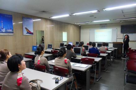 现在很多大学开设空乘专业招收初高中毕业生,