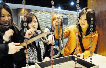 日本大学生在湖北学习汉语言文化 -- 中国发展
