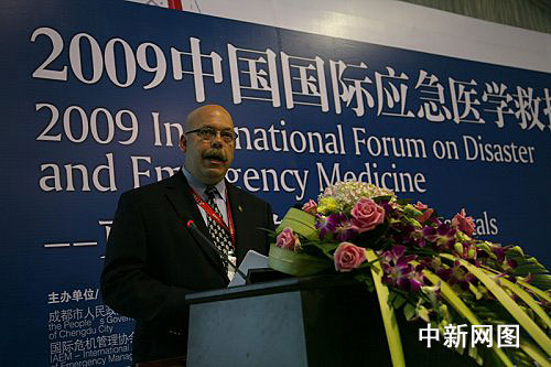 美国国土安全部医学反应协调部主任Rick Patrick介绍美国应急救援服务系统（EMS）等机构对危机事件处理、管理的程式。