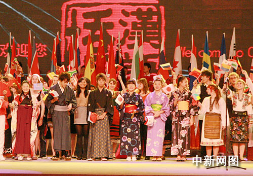 家里讲中文中校学语法 加国华裔女生梦圆 汉语