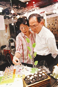 广东侨网:曾荫权探访淘大察民情 参观店铺掏腰